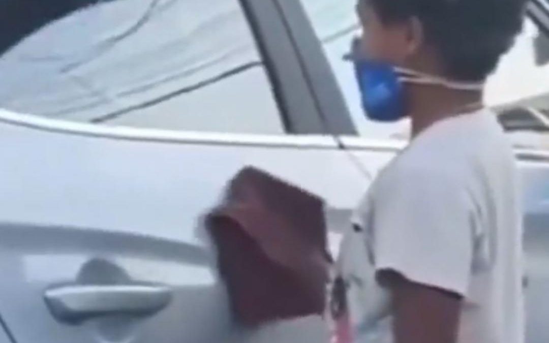 Vídeo de explotación laboral infantil – Niño limpiando coche