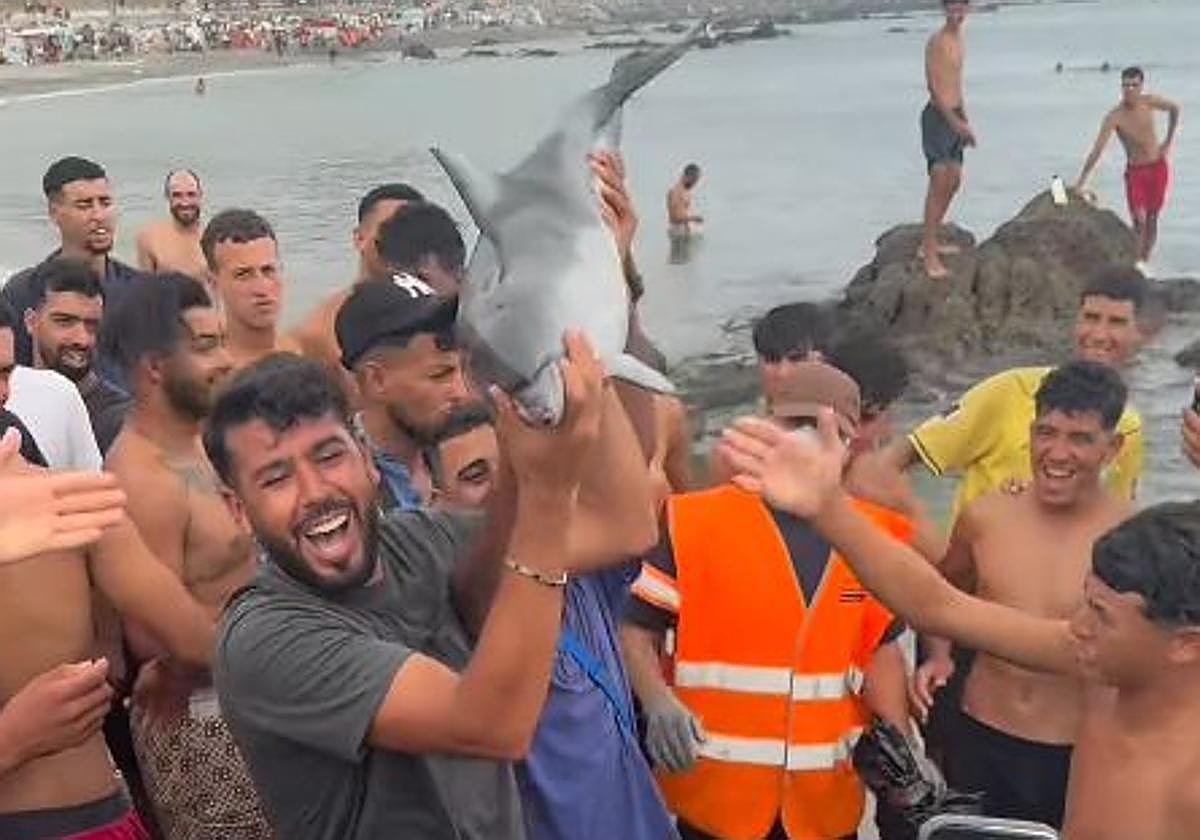 Captura del vídeo viral del incidente en la playa del Trampolín, Ceuta